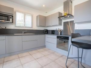 Kuchyň nebo kuchyňský kout v ubytování Villa Les 4 Vents by Interhome + 36 fotografií