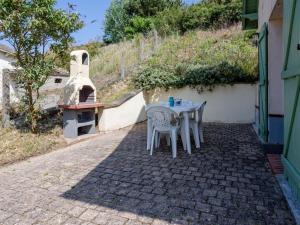 Le Home VaravilleにあるVilla Villa Les Dunes by Interhomeのレンガ造りのパティオ(テーブル、椅子、オーブン付)