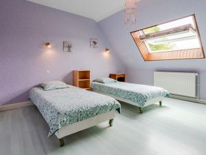 Duas camas num quarto com paredes roxas e uma janela em Holiday Home Cannelle - L em Saint-Symphorien-le-Valois