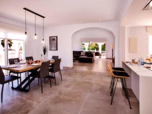 een eetkamer en een woonkamer met een tafel en stoelen bij Villa Villa Alta Vista by Interhome in Muntanya la Sella