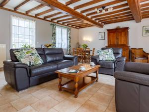 uma sala de estar com dois sofás e uma mesa de centro em Holiday Home Cannelle - L em Saint-Symphorien-le-Valois