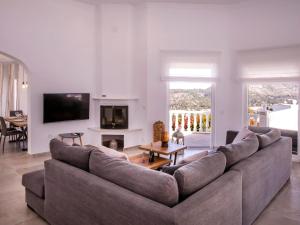 Villa Villa Alta Vista by Interhome في Muntanya la Sella: غرفة معيشة مع أريكة كبيرة وتلفزيون +39 صورة