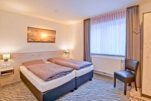 Postel nebo postele na pokoji v ubytování Hotel Im Schützenhof, Jever