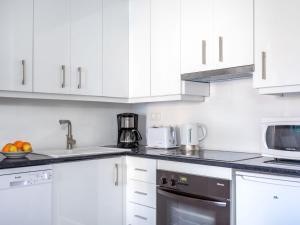Kuchyňa alebo kuchynka v ubytovaní Apartment Atalaya Rio Verde by Interhome