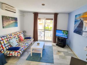 Televízia a/alebo spoločenská miestnosť v ubytovaní Apartment Atalaya Rio Verde by Interhome