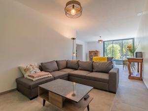 ein Wohnzimmer mit einem Sofa und einem Tisch in der Unterkunft Holiday Home La Grive - RCH100 by Interhome in Richerenches