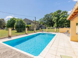 ein Pool in einem Garten mit einem Zaun in der Unterkunft Holiday Home La Grive - RCH100 by Interhome in Richerenches