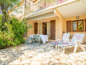 een patio met een tafel en stoelen erop bij Apartment Le Mas des Calanques-1 by Interhome in Saint-Aygulf