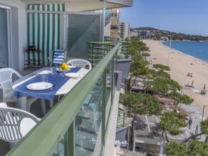 d'un balcon avec une table et une vue sur la plage. dans l'établissement Apartment Fanals-2 by Interhome, à Platja d'Aro