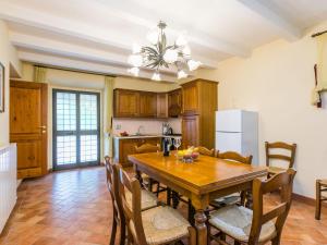 Badia AgnanoにあるHoliday Home Villa I Gelsomini by Interhomeのキッチン(テーブル、椅子、冷蔵庫付)