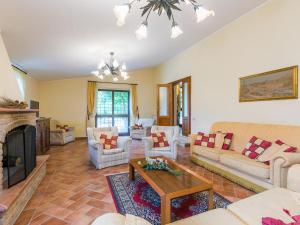 Badia AgnanoにあるHoliday Home Villa I Gelsomini by Interhomeのリビングルーム(ソファ、暖炉付)