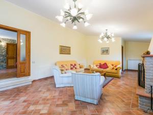 Badia AgnanoにあるHoliday Home Villa I Gelsomini by Interhomeのリビングルーム(ソファ2台、暖炉付)