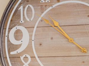 スランザイニオレンにあるHoliday Home Ffordd Fodolydd-2 by Interhomeの時計の上に数字が書かれた時計
