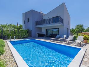 Bazén v ubytování Holiday Home Villa Isabela by Interhome nebo v jeho okolí