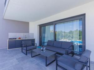 Bazén v ubytování Holiday Home Villa Isabela by Interhome nebo v jeho okolí