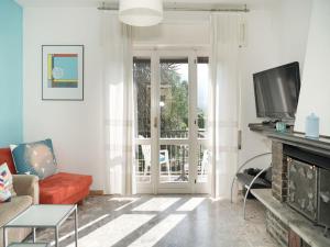 een woonkamer met een open haard en een televisie bij Apartment Il Gallo Nero by Interhome in Brezzo