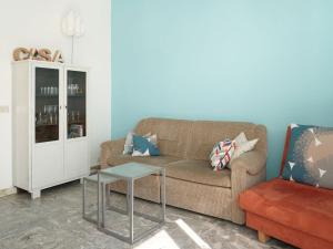 een woonkamer met een bank en een salontafel bij Apartment Il Gallo Nero by Interhome in Brezzo