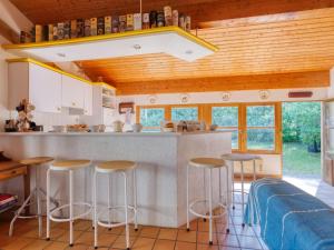 een keuken met een aanrecht en krukken bij Holiday Home Club de la Voile by Interhome in Le Moutchic