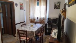 comedor con mesa y microondas en Casa vacanza ribolla, en Ribolla