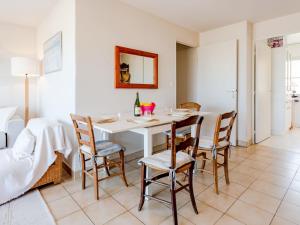 une salle à manger avec une table et des chaises blanches dans l'établissement Apartment Les Terrasses du Casino by Interhome, à Cabourg