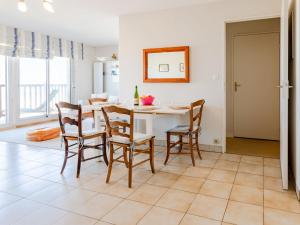 Posezení v ubytování Apartment Les Terrasses du Casino-2 by Interhome + 17 fotografií