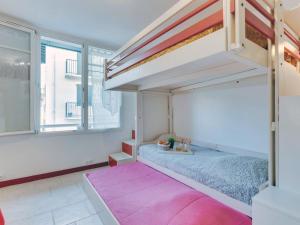- une chambre avec des lits superposés et un tapis rose dans l'établissement Studio Les 3 couronnes- l'Annexe by Interhome, à Saint-Jean-de-Luz
