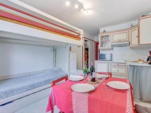 - une petite cuisine avec une table et un lit dans l'établissement Studio Les 3 couronnes- l'Annexe by Interhome, à Saint-Jean-de-Luz