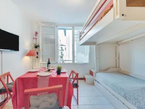 comedor con mesa y cama en Studio Les 3 couronnes- l'Annexe by Interhome en San Juan de Luz