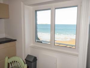 サン・マロにあるApartment Les Nielles by Interhomeの海の景色を望む窓付きの客室です。