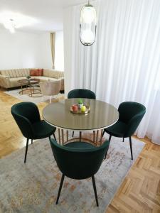 uma sala de jantar com mesa e cadeiras em Family apartment Tuzla (100 m2) em Tuzla