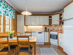 Kuchyň nebo kuchyňský kout v ubytování Holiday Home 7734 by Interhome