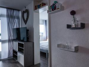 salon z telewizorem i lustrem w obiekcie Apartment F 96 by Interhome w mieście Dittishausen
