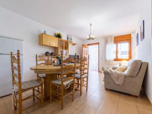 kuchnia i salon ze stołem i krzesłami w obiekcie Holiday Home Marina by Interhome w mieście Riumar