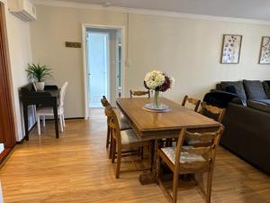 Comfort Inn Getaway في بيرث: غرفة معيشة مع طاولة وأريكة