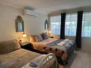 um quarto com 2 camas e uma janela em Comfort Inn Getaway em Perth