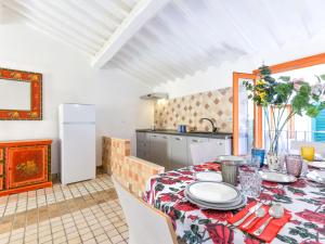 リオ・マリーナにあるHoliday Home Il Pozzo a Mare by Interhomeのキッチン(テーブル、皿付)
