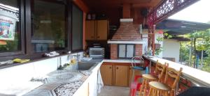 Dapur atau dapur kecil di стаи за гости Росица