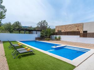 The swimming pool at or close to Villa Villa Mut by Interhome