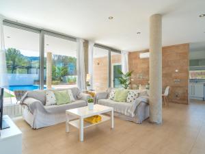 The swimming pool at or close to Villa Villa Mut by Interhome