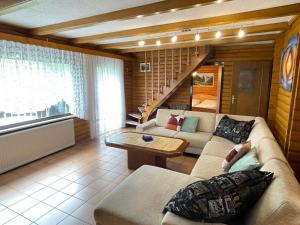 sala de estar con sofá y mesa en Apartment Am Hohen Bogen-50 by Interhome, en Arrach