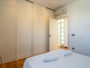 A bed or beds in a room at Villa Villa Mut by Interhome