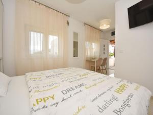 Postel nebo postele na pokoji v ubytování Apartment Matanovi Dvori-1 by Interhome