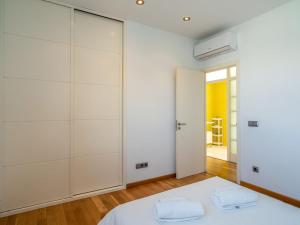 A bed or beds in a room at Villa Villa Mut by Interhome