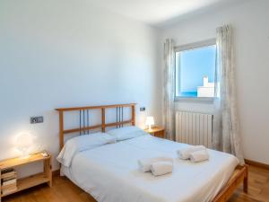 A bed or beds in a room at Villa Villa Mut by Interhome