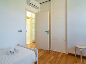 A bed or beds in a room at Villa Villa Mut by Interhome