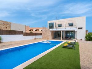 The swimming pool at or close to Villa Villa Mut by Interhome