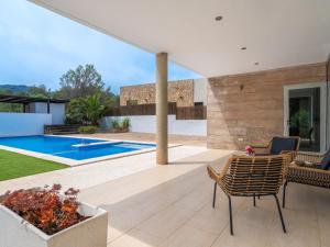 The swimming pool at or close to Villa Villa Mut by Interhome