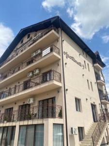 バイレ・フェリクスにあるApartament Oanaの側面にバルコニーがある建物