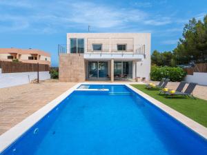 The swimming pool at or close to Villa Villa Mut by Interhome
