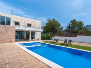 The swimming pool at or close to Villa Villa Mut by Interhome
